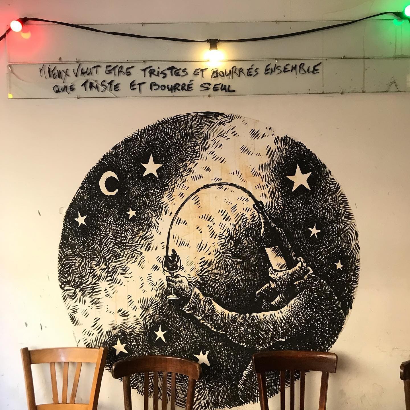 Mur illustré chez Prov'Oc avec une citation sur l'ivresse partagée.