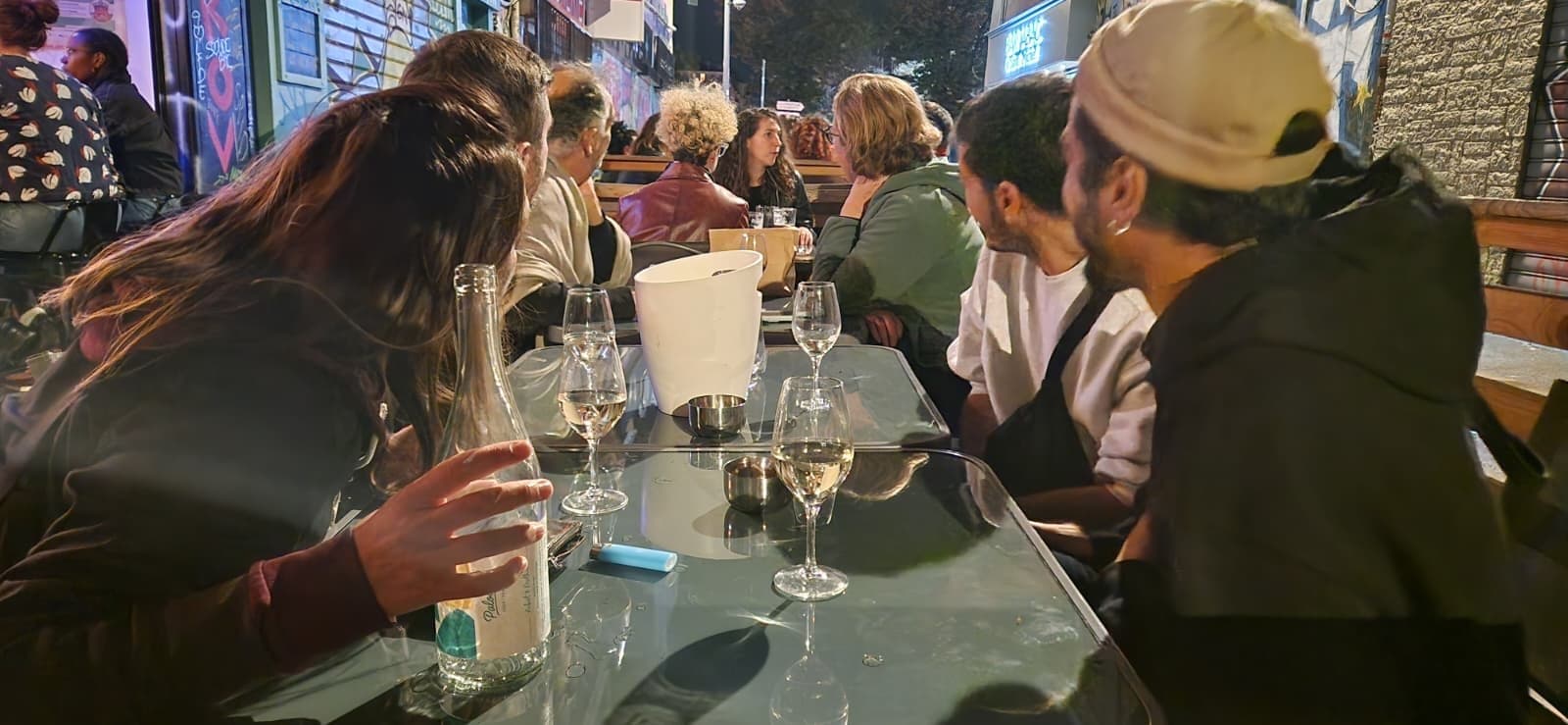 Groupe de personnes à table pendant une soirée conviviale chez Prov'Oc Marseille.
